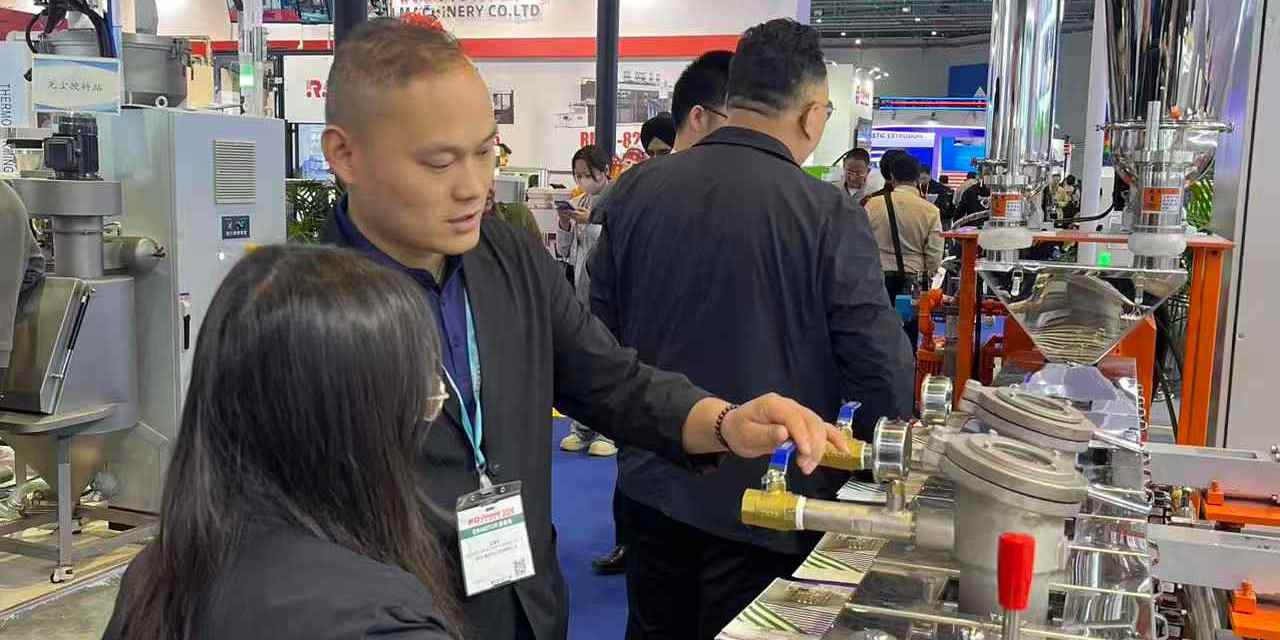 八周年庆典剪彩仪式