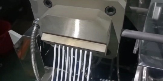双螺杆挤出机出现断条的原因机解决办法